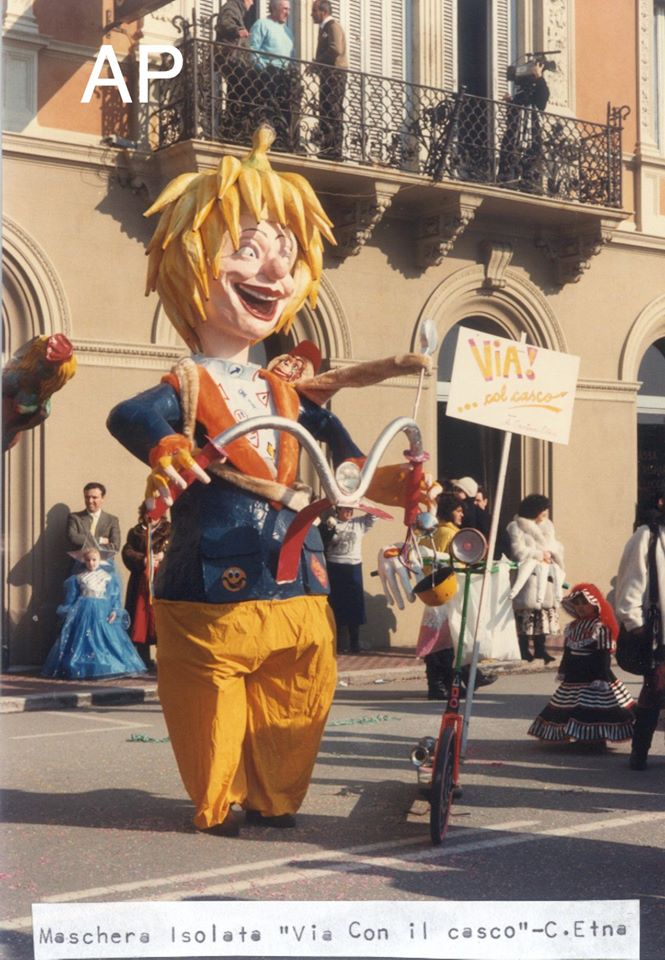 Via... col casco (1987)