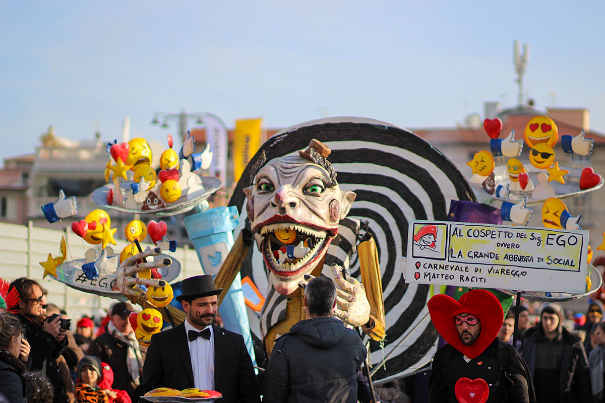 Al cospetto del Signor Ego ovvero la grande abbuffata di social (2018)