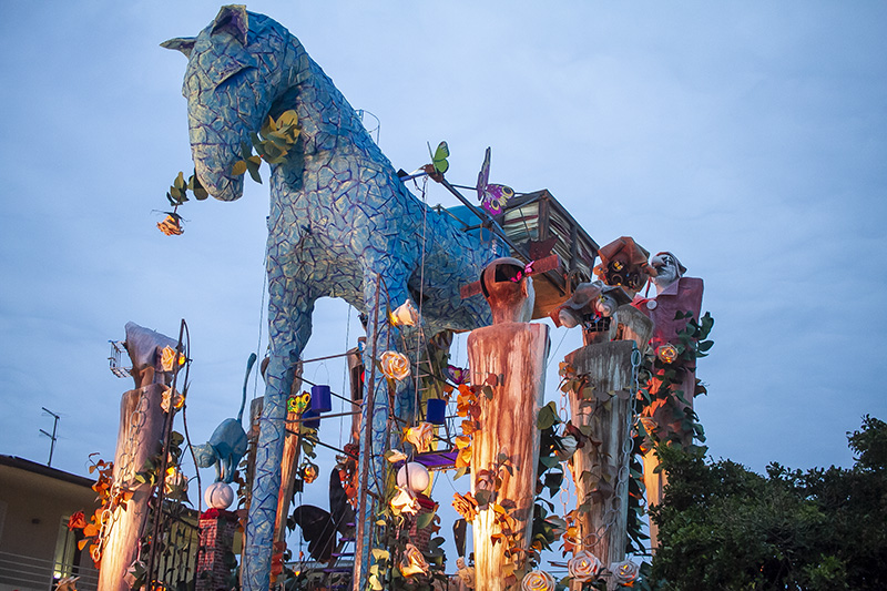 Il profumo delle rose nelle spine (2024)